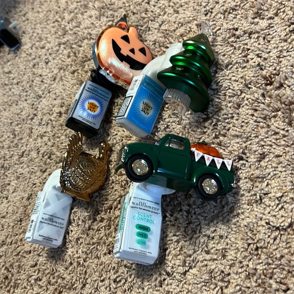 Bath and Body Works Holiday Wallflower Bundle - Picture 1 of 9